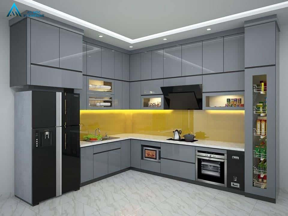 Tủ bếp màu ghi kết hợp với màu vàng cho gian bếp ấn tượng, đẳng cấp hơn.
