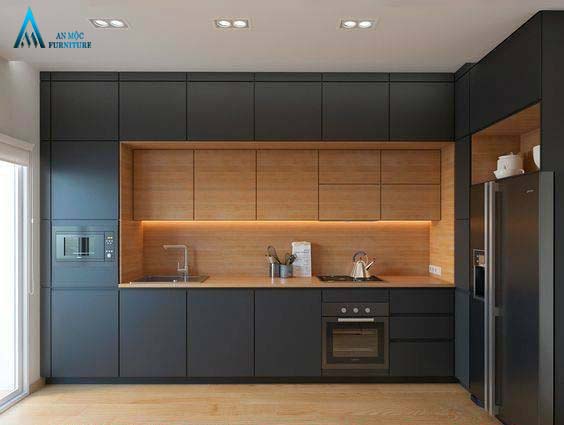 Mẫu tủ bếp này thích hợp với gia chủ thích gam màu tối, tạo cho người nội trợ cảm giác luôn sạch sẽ và bên ngoài nhìn vào cũng thấy được sự sang trọng quý phái của căn bếp này.