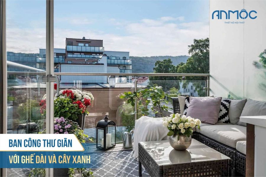 Ban công thư giãn với ghế dài và cây xanh