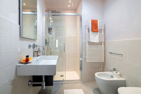 Nhà vệ sinh kết hợp với nhà tắm phù hợp với các căn hộ chung cư.