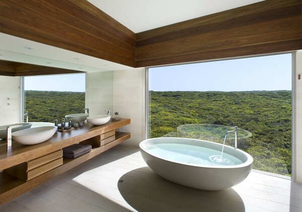 Phòng tắm gần gủi với thiên nhiên nhưng với điều kiện nhà bạn phải ở trên đồi. Đà lạt là một nơi lý tưởng để thực hiện nhà tắm này.