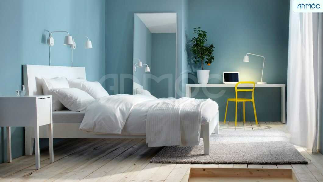Góc làm việc đơn giản với các nội thất cơ bản: bàn làm việc dài, ghế ngồi màu vàng phá cách và đèn Góc làm việc đơn giản với các nội thất cơ bản: bàn làm việc dài, ghế ngồi màu vàng phá cách và đèn