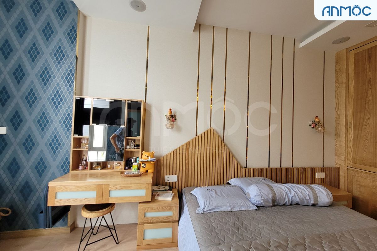 Căn phòng ấm áp và sang trọng với các nội thất được làm chủ yếu từ gỗ