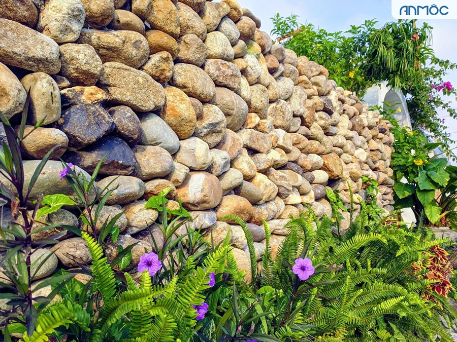 Tường rào bằng đá xếp chồng đẹp mắt