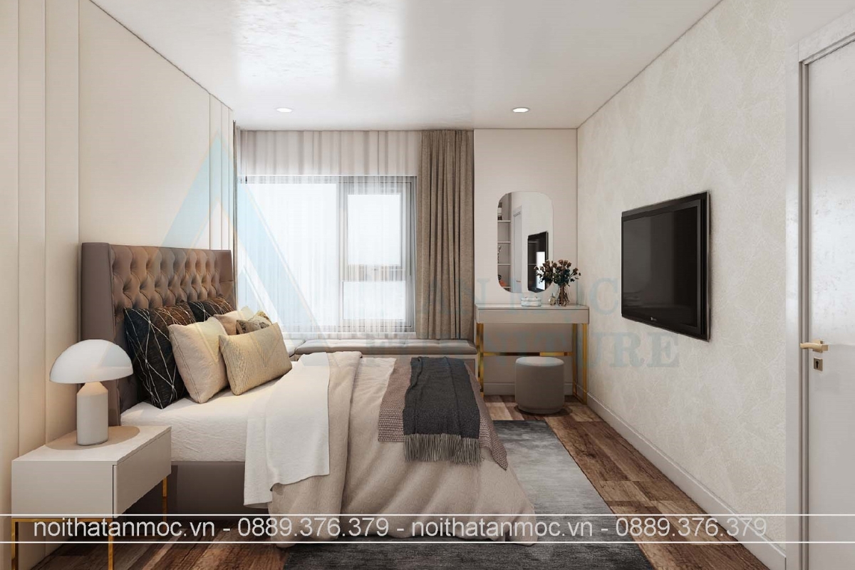 Phòng ngủ ấm cúng góc nhìn từ cửa ra vào, có bàn trang điểm nhỏ gọn cạnh tivi treo tường và bục ngồi thư giãn bên cửa sổ.