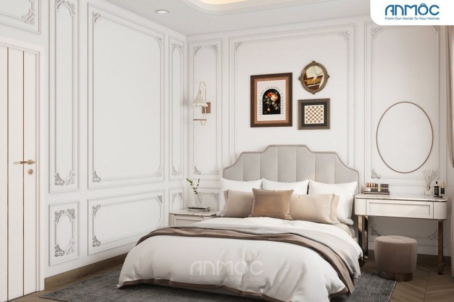Tổng quan phòng ngủ với tông màu trắng chủ đạo, tường ốp phào chỉ cổ điển, tạo cảm giác rộng rãi, thanh lịch.