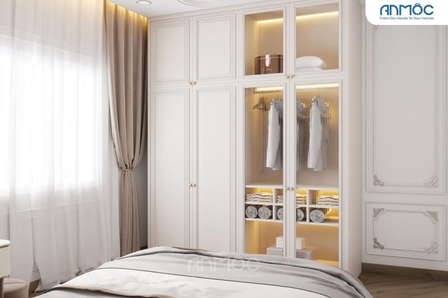 Tủ quần áo hiện đại tích hợp cửa kính trưng bày, đèn LED nội thất, tối ưu không gian lưu trữ và thẩm mỹ.
