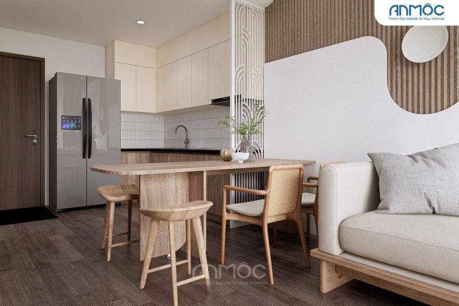 Bàn ăn gỗ được bố trí hai ghế tựa lưng mây và hai ghế đôn gỗ không tựa, phía sau tủ bếp chữ L