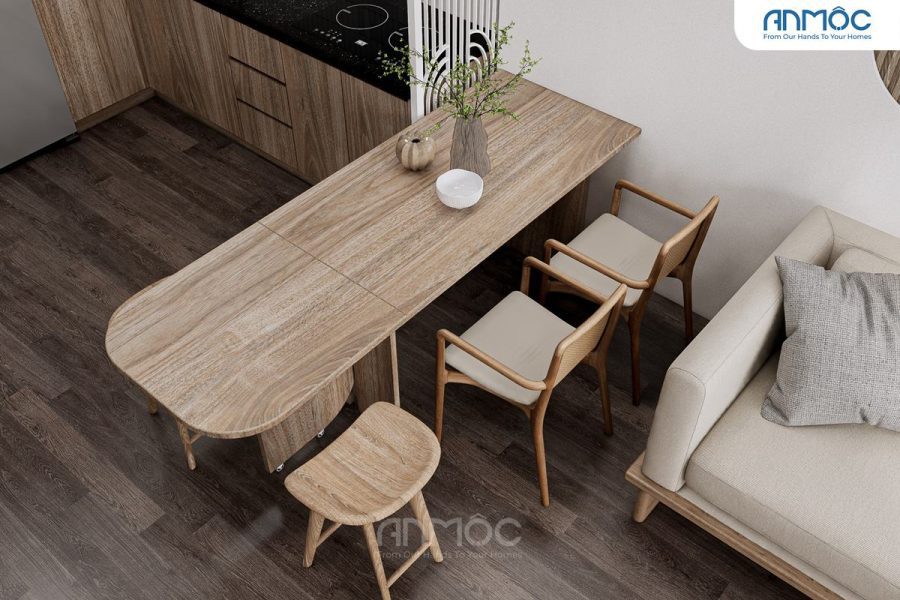 Bàn ăn bằng gỗ sáng màu với bề mặt vân gỗ tự nhiên theo góc nhìn từ trên xuống