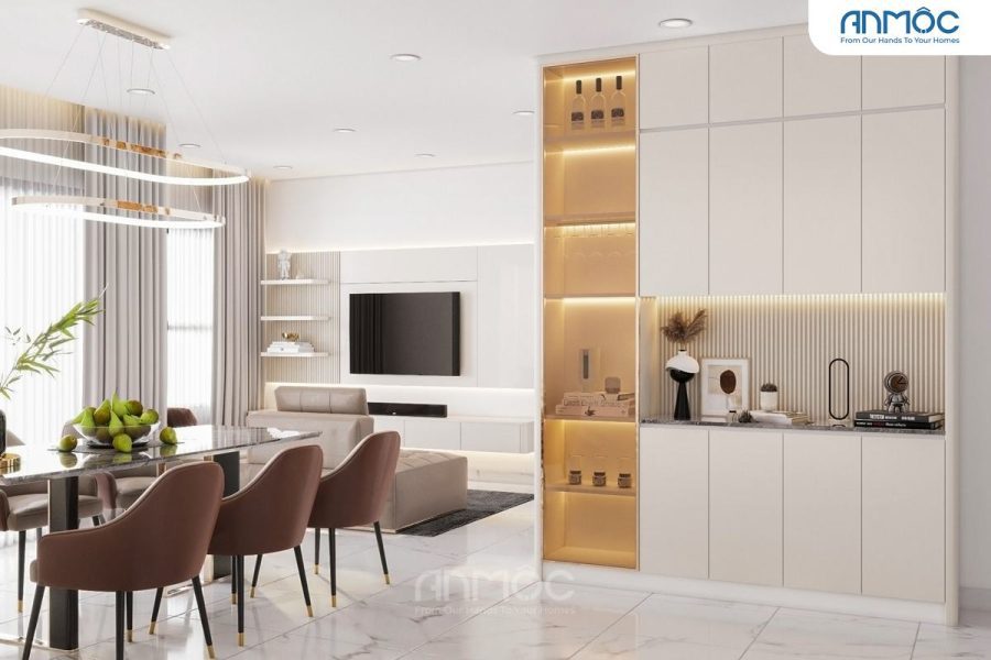 Phòng ăn và bếp tích hợp, bàn ăn đá cẩm thạch và ghế ăn bọc nỉ màu hồng đất.
