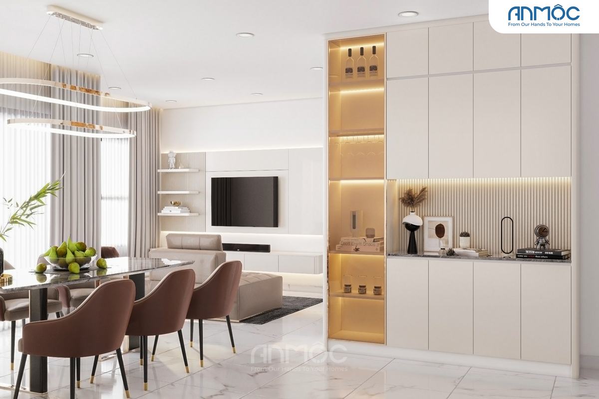 Phòng ăn và bếp tích hợp, bàn ăn đá cẩm thạch và ghế ăn bọc nỉ màu hồng đất.