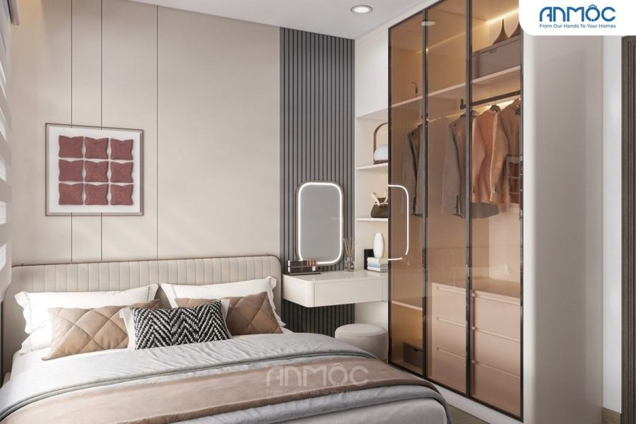 Tủ quần áo âm tường cánh kính màu đồng với các ngăn kéo và kệ trưng bày, được bố trí cạnh bàn trang điểm trong phòng ngủ master.