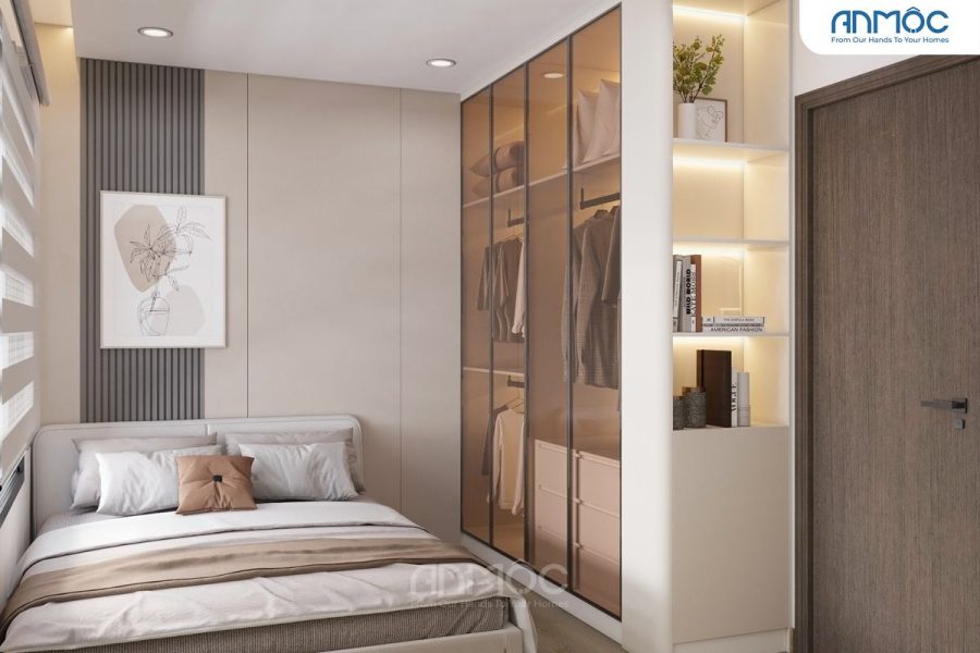 Tủ quần áo cao kịch trần, cánh kính mờ phối đèn led. Góc tủ là một kệ mở trang trí tinh tế