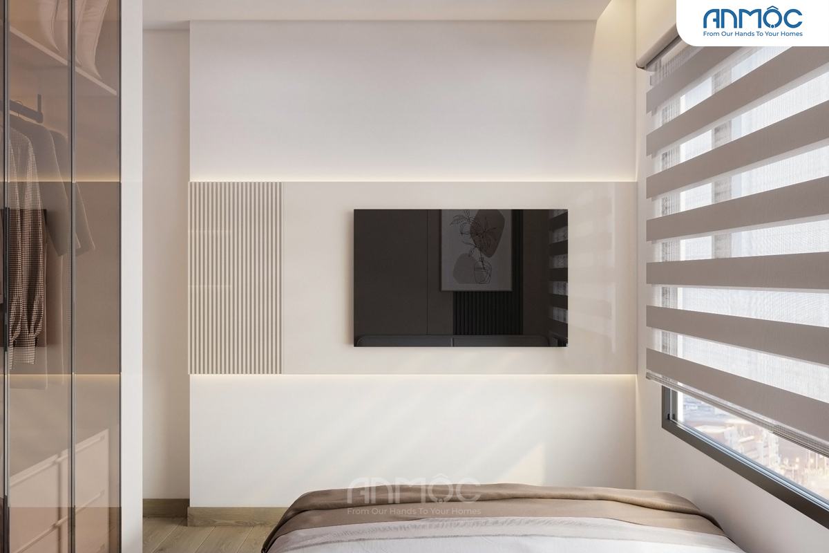 Một chiếc TV treo gọn phía đối diện giường khiến không gian nhỏ vẫn đầy đủ tiện nghi mà không hề chật chội