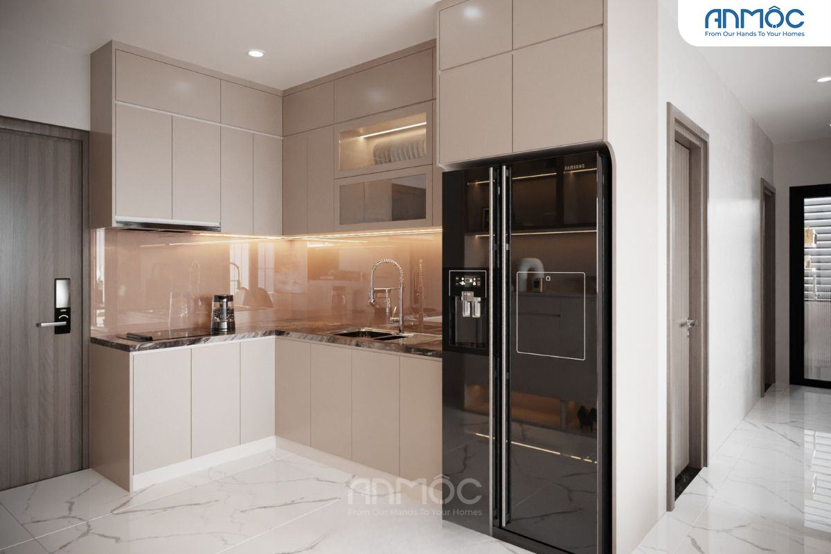 Cận cảnh khu vực bếp chữ L với tủ bếp trên dưới màu be, mặt đá granite vân xám và kính ốp bếp sơn màu trà
