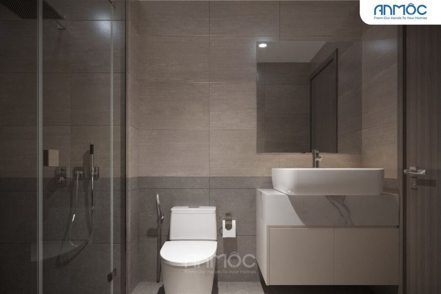 Toàn cảnh phòng vệ sinh vách kính với tường lát gạch tông màu xám, tạo vẻ sạch sẽ, tối giản.