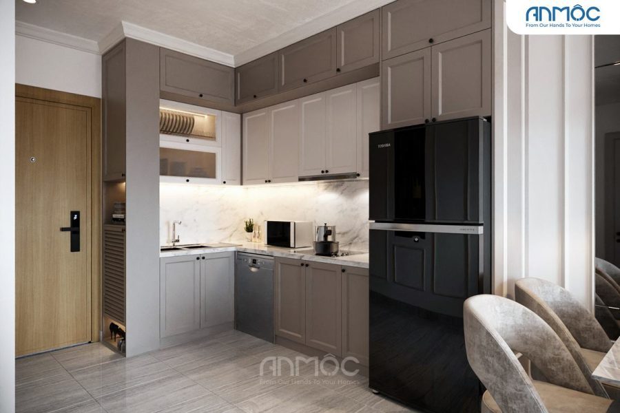 Bếp chữ L với hệ tủ trên dưới màu xám trắng, ốp tường đá marble