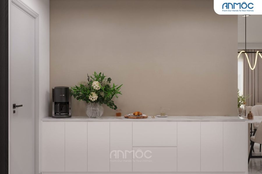 Bàn đảo với tông màu trắng cùng vách màu be nhã nhặn giúp tạo không gian bếp ấm cúng