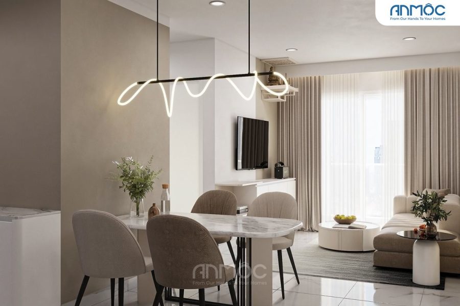 Phòng ăn và khách liền kề, nổi bật với đèn trần hình lượn sóng hiện đại, bàn ăn đá cẩm thạch và ghế bọc nệm màu be.