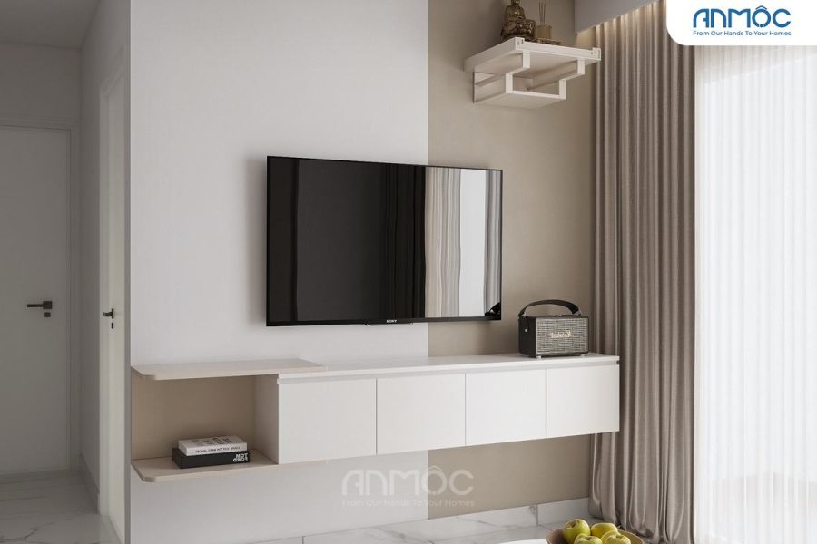 Kệ TV treo tường tinh gọn cùng tivi màn hình phẳng, kết hợp rèm cửa màu kem nhã nhặn, tối ưu không gian sống