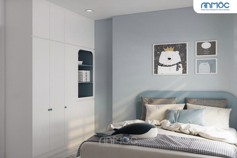 Phòng ngủ trẻ em với tủ quần áo trắng tích hợp kệ sách, tường xanh pastel và tranh gấu Bắc Cực ngộ nghĩnh