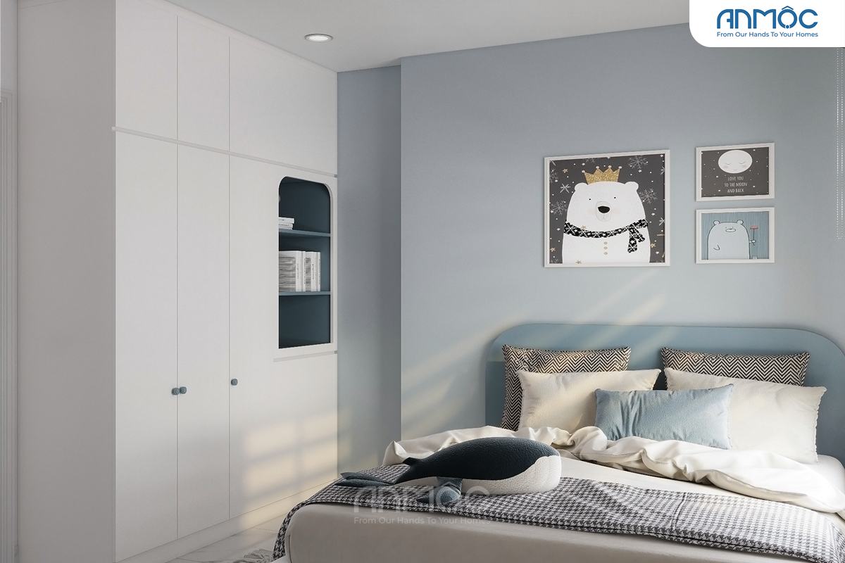 Phòng ngủ trẻ em với tủ quần áo trắng tích hợp kệ sách, tường xanh pastel và tranh gấu Bắc Cực ngộ nghĩnh