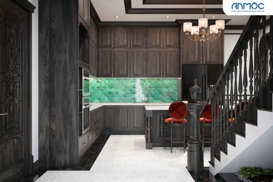 Toàn cảnh không gian bếp tối màu với tủ gỗ cao, mặt bếp trắng và gạch ốp tường xanh ngọc họa tiết vảy cá