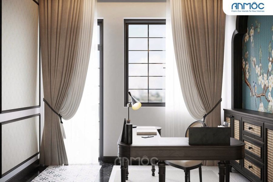 Khu vực làm việc tràn ngập ánh sáng tự nhiên từ cửa sổ lớn với rèm be thanh lịch, tạo không gian yên tĩnh và tập trung.