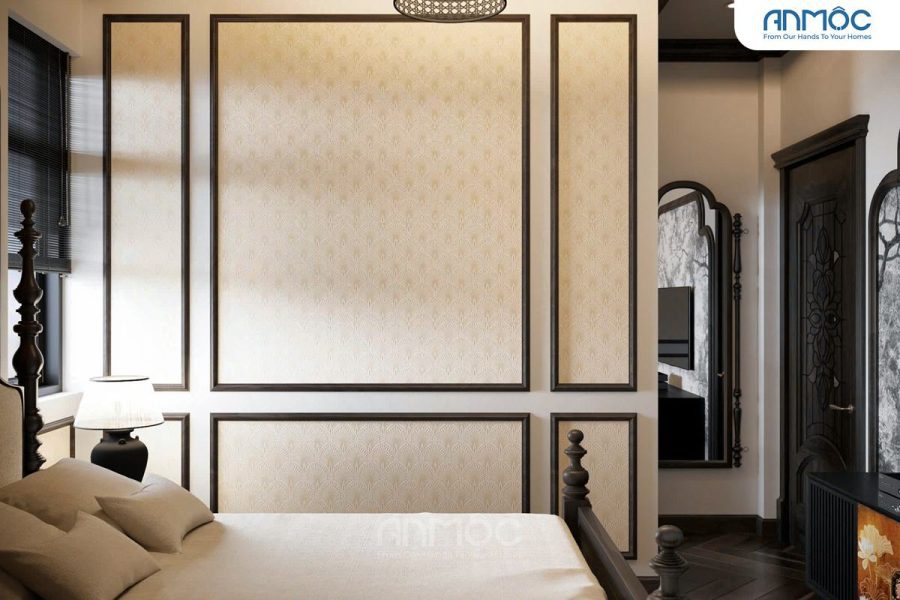 Tổng quan phòng ngủ với tường ốp panel màu kem viền đen cùng gương lớn