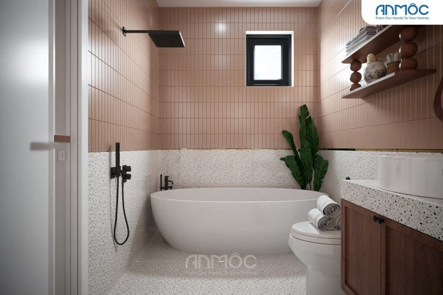 Góc nhìn rộng phòng tắm master, thể hiện khu vực bồn tắm, vòi sen đen mờ và toilet, với ánh sáng tự nhiên từ cửa sổ nhỏ.