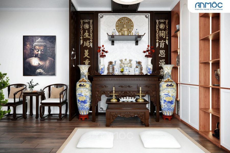Phòng thờ trang nghiêm với bàn thờ gỗ chạm khắc tinh xảo, hai bình gốm sứ lớn, và bức tranh Phật tổ