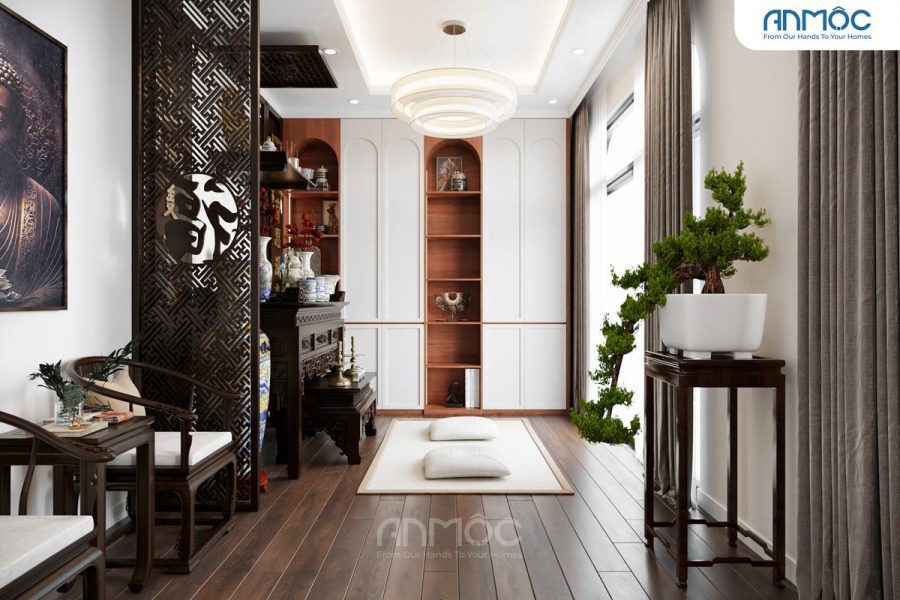 Toàn cảnh phòng thờ với các kệ trang trí hai bên, vách ngăn họa tiết Indochine và đèn trần hình tròn hiện đại.