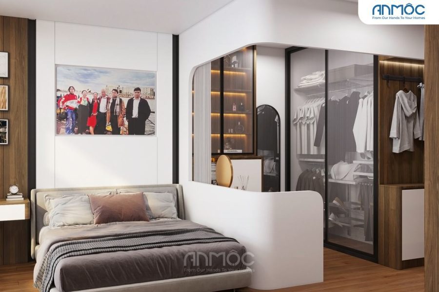 Góc nhìn từ cuối giường về phí khu vực tủ quần áo, cùng một bức tường ngăn cách thấp tạo không gian riêng tư