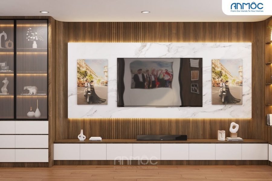 Vách sau TV được trang trí với vách nhựa giả đá PVC và lam sóng, tích hợp cùng kệ tivi treo dài màu trắng