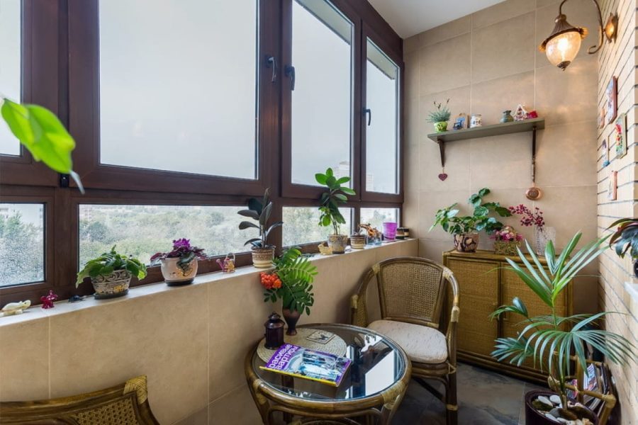 Logia với các phụ kiện trang trí nhỏ xinh