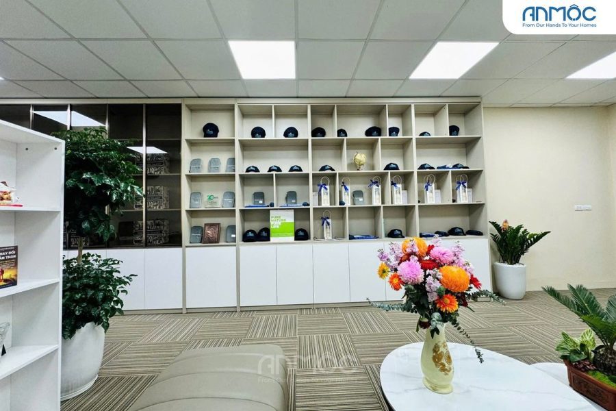 Góc nhìn rộng từ khu vực chờ về phía tủ trưng bày quà lưu niệm và mũ, đối diện là bàn trà