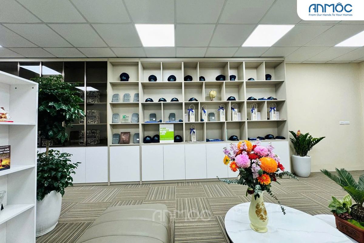 Góc nhìn rộng từ khu vực chờ về phía tủ trưng bày quà lưu niệm và mũ, đối diện là bàn trà