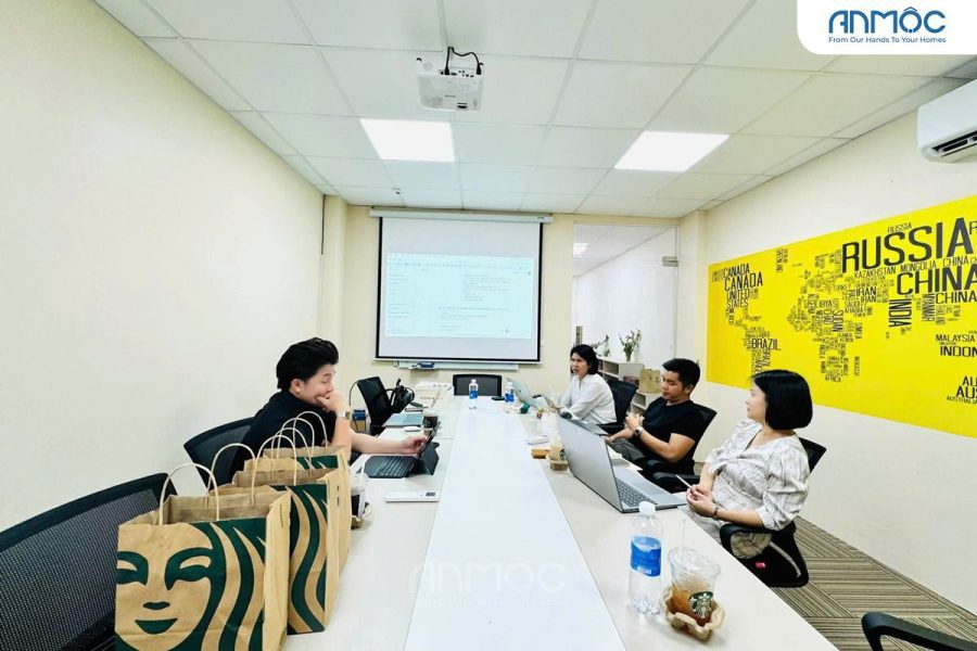 Một bức tường được trang trí bằng bản đồ thế giới lớn màu vàng nổi bật