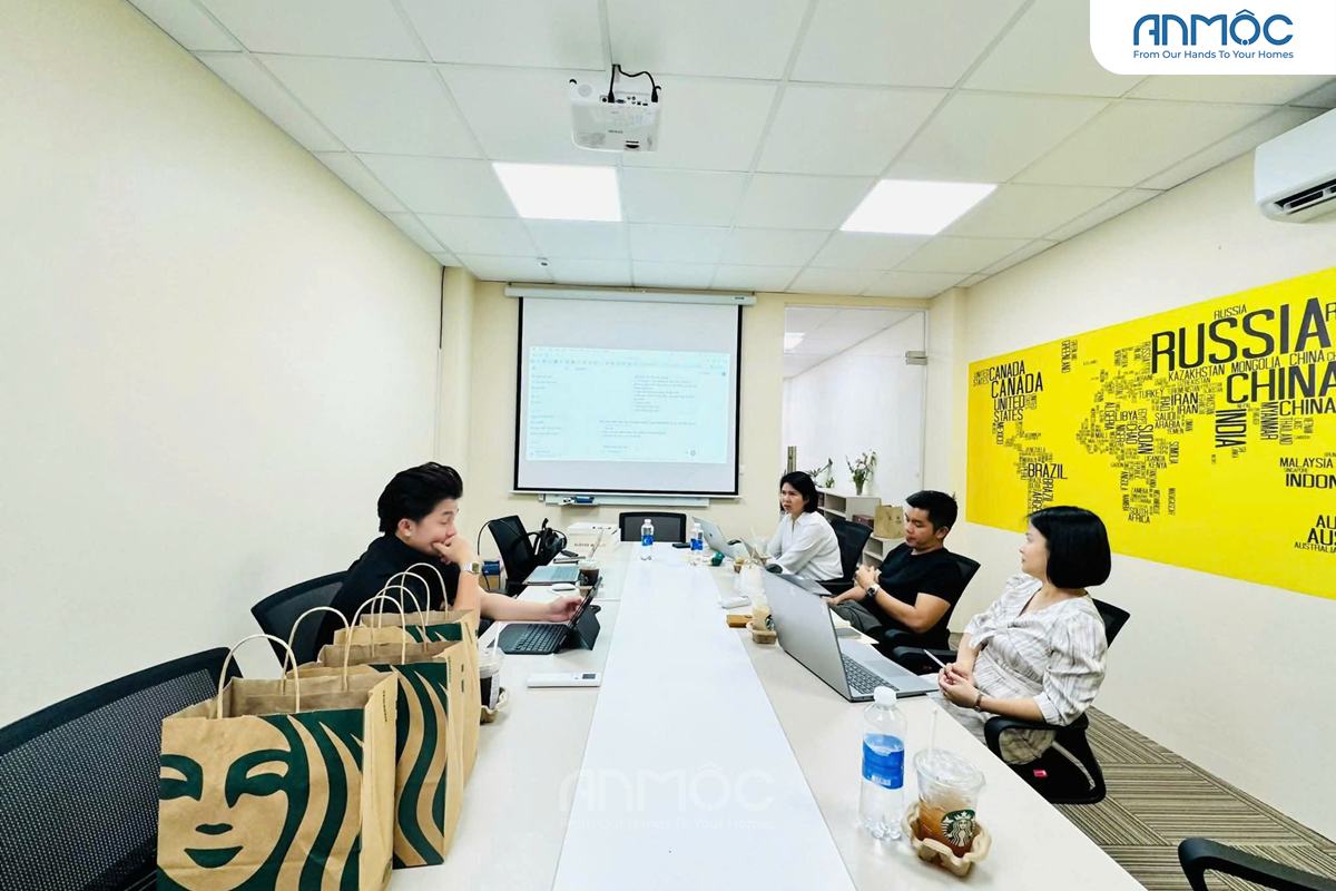 Một bức tường được trang trí bằng bản đồ thế giới lớn màu vàng nổi bật