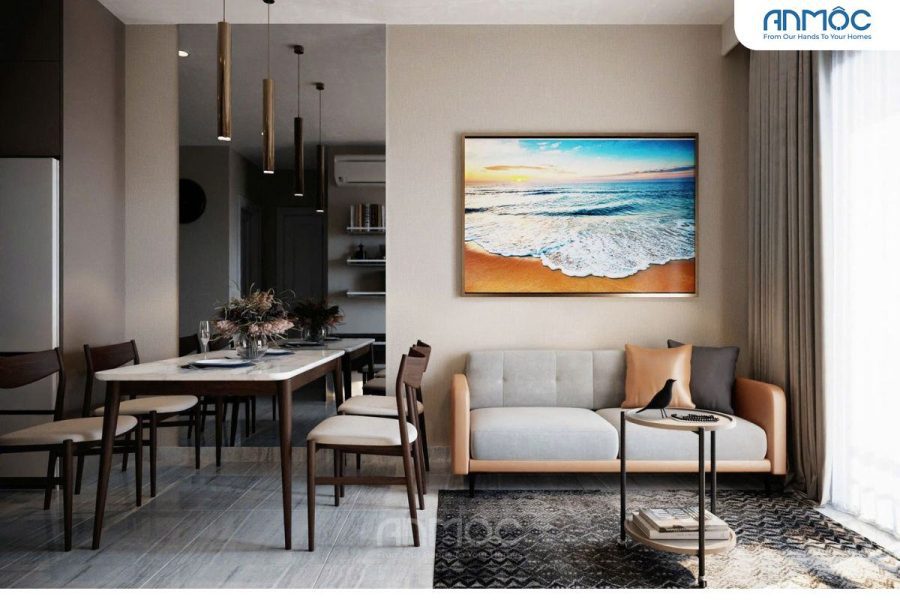 Toàn cảnh phòng khách và khu vực ăn uống, sofa màu be và trắng, tranh phong cảnh biển lớn