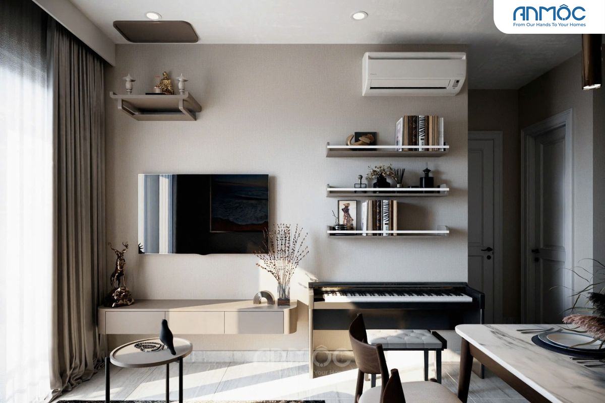 Góc nhìn đối diện từ ghế sofa, với TV treo tường và đàn piano được đặt cạnh nhau, cùng với kệ treo tường trang trí đơn giản mà tinh tế