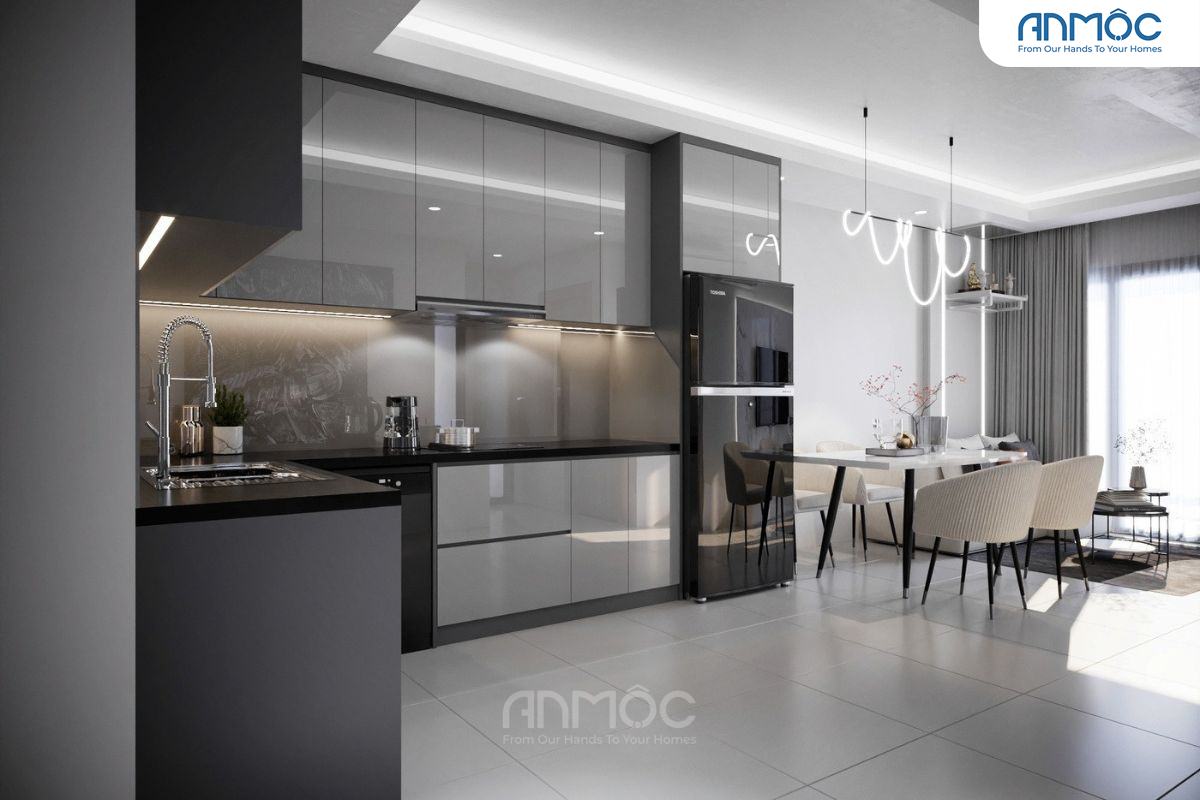 Khu bếp chữ L tông xám hiện đại, tủ lạnh âm tường và ánh sáng led tạo điểm nhấn sang trọng.