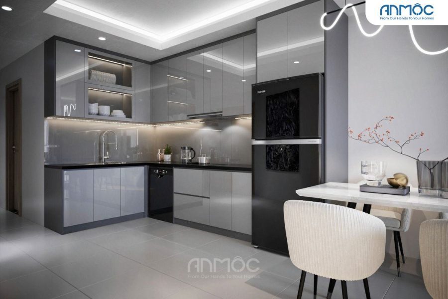 Góc bếp tiện nghi với bồn rửa, bếp từ và tủ bếp trên có kính