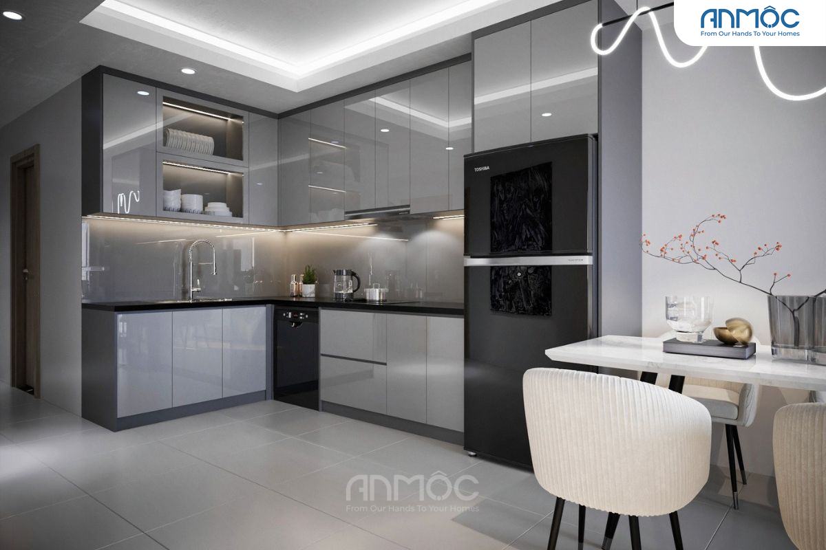 Góc bếp tiện nghi với bồn rửa, bếp từ và tủ bếp trên có kính