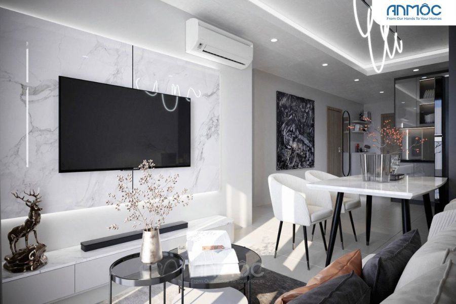 Phòng khách Eco Xuân với TV âm tường ốp đá marble, sofa trắng hiện đại và bàn trà đôi đen