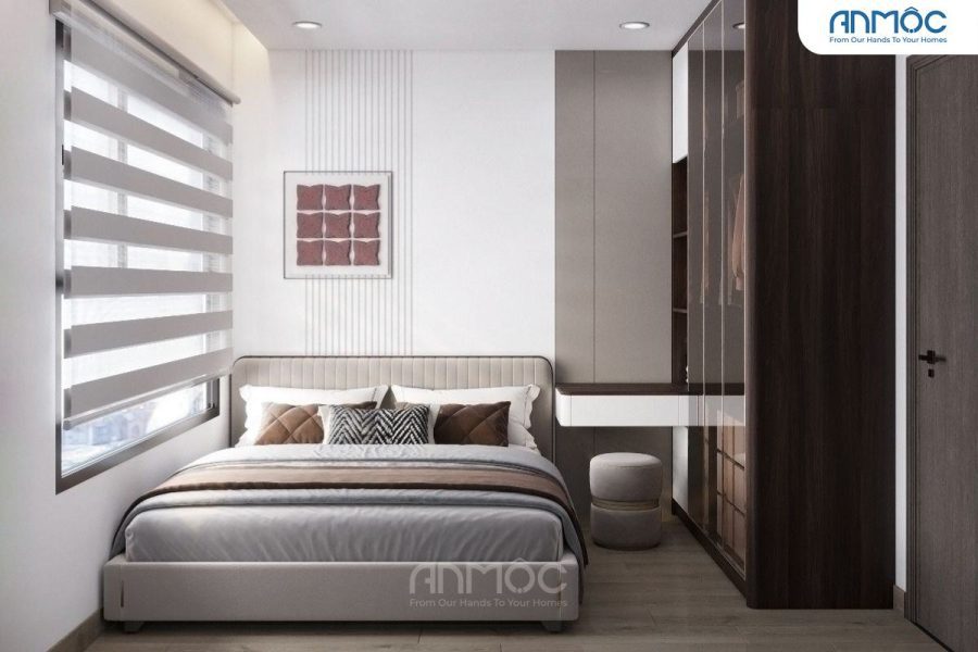 Phòng ngủ 1 với giường đôi bọc nệm be, tủ quần áo lớn màu nâu sẫm, và bàn trang điểm liền kề