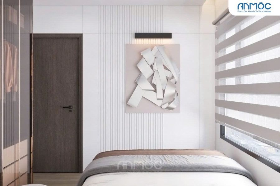 Nổi bật bức tường đầu giường phòng ngủ 1 với tranh trừu tượng và đèn tường trang trí, tạo điểm nhấn nghệ thuật