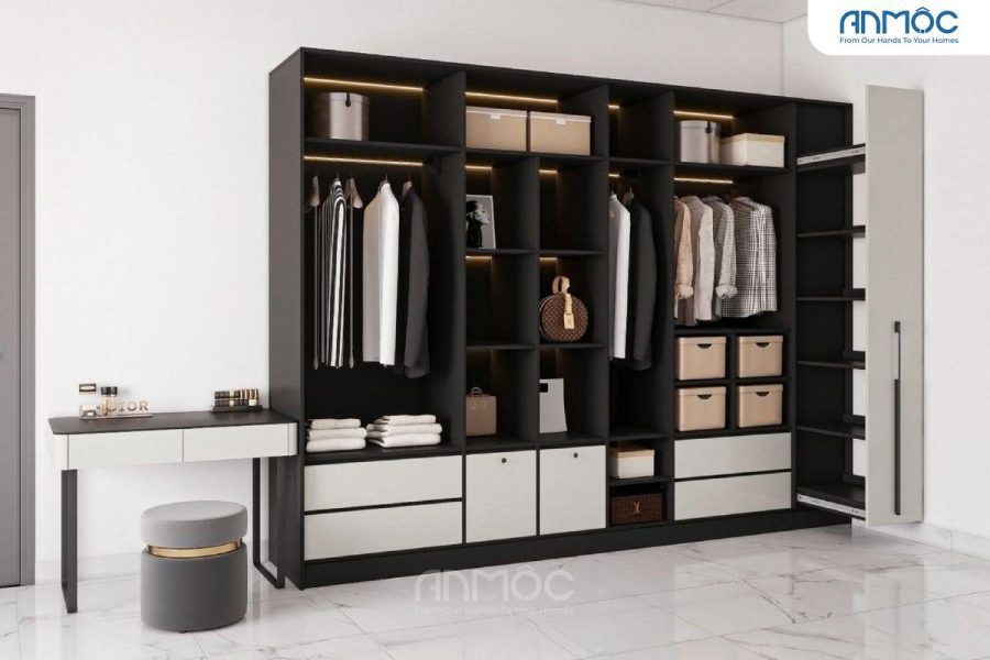 Bên trong tủ quần áo với hệ thống đèn led cùng các ngăn kệ được phân chia phù hợp làm cho không gian treo đồ trở nên rộng rãi