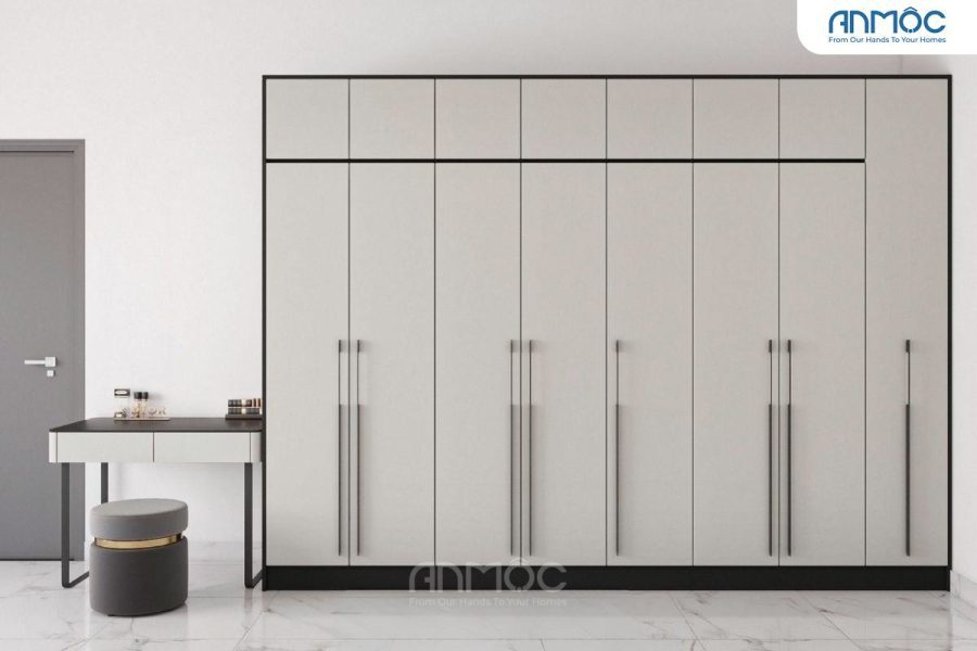 Tủ quần áo màu xám trắng hiện đại với đường viền đen nổi bật, tay nắm dài màu đen