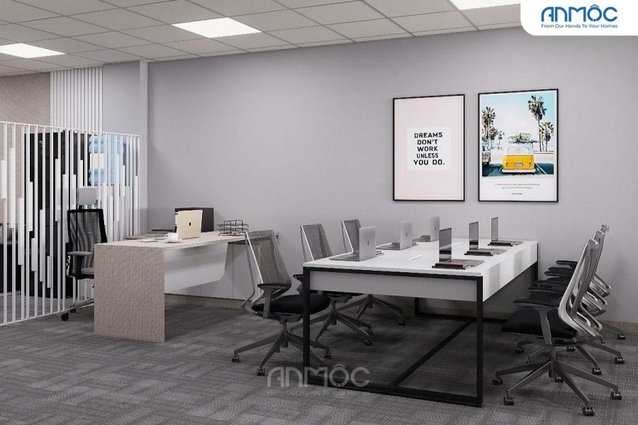 Bàn làm việc trắng, hàng ghế lưới hiện đại và vách ngăn phân chia không gian